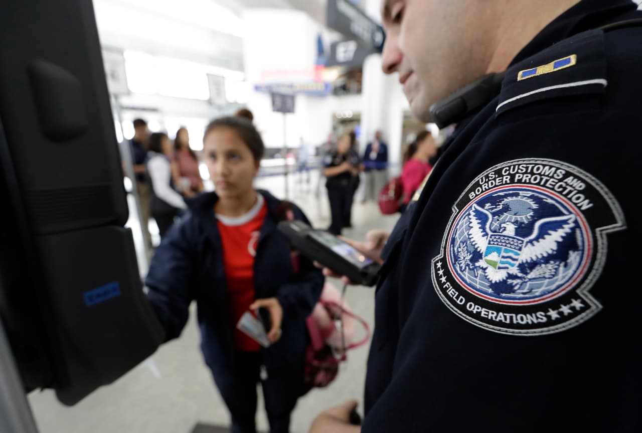 Si sales de Estados Unidos después de haber acumulado ciertos periodos de presencia sin un estatus legal en el país
<a href="https://www.univision.com/local/atlanta-wuvg/inmigracion-al-dia-errores-en-documentos-oficiales-podrian-afectarte-al-viajar-video" target="_blank">se te podría prohibír la admisión por tres años o diez años</a>, dependiendo del tiempo que hayas acumulado. Cualquier salida de Estados Unidos podría poner en marcha esta causal de inadmisibilidad aun cuando hayas obtenido un documento de permiso adelantado.