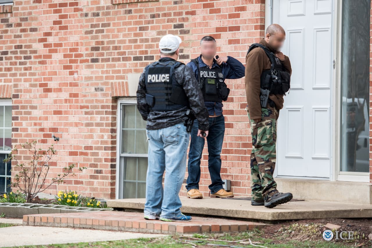 No tienes que permitir que la policía o los agentes de inmigración entren a tu hogar a menos que tengan ciertos tipos de órdenes judiciales. Si la policía tiene una orden de arresto, se les permite legalmente ingresar a la casa de la persona en la orden si creen que esa persona está adentro. Pero una orden de deportación no permite que los agentes ingresen a una casa sin su consentimiento.