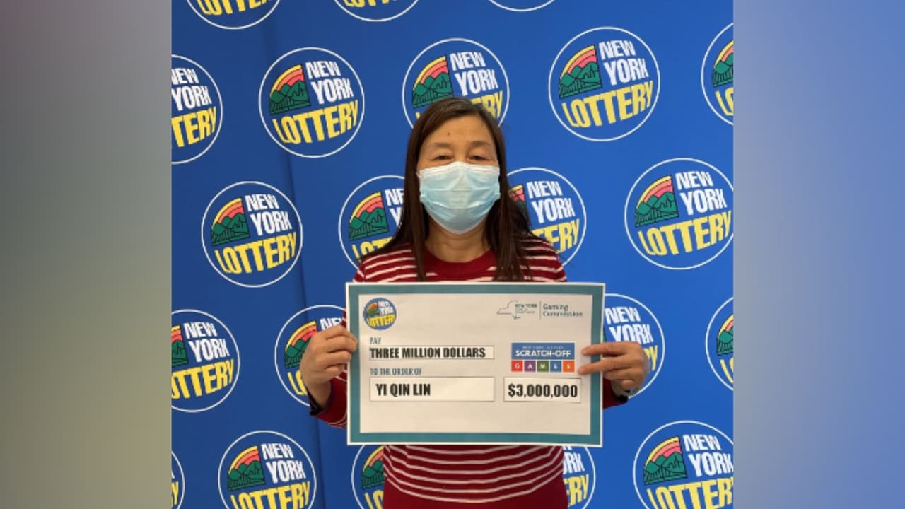 <u><b>Vecina de Brooklyn gana $3,000,000 en raspadito</b></u>
<br>
<br>La lotería neoyorquina informó también que una
<b>vecina de Brooklyn obtuvo un premio millonario</b> en el juego de raspadito Extreme Cash.
<br>
<br>
<b>Yi Qin Lin reclamó un premio de 3,000,000 de dólares</b> de un boleto que compró en el Kings Hyland ubicado en el 2150 de Hylan Boulevard, en Staten Island.
<br>
<br>Luego de impuestos,
<b>Lin recibió una suma de $1,322,438 dólares</b>.
<br>