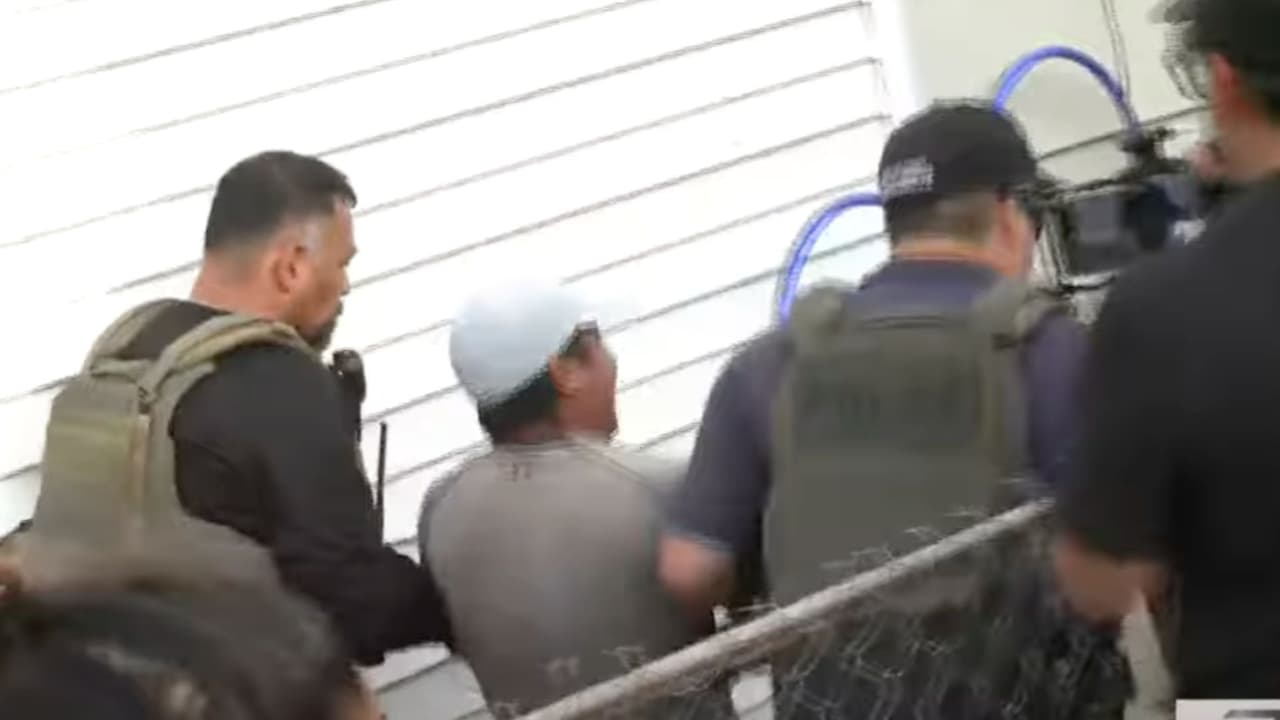 ¡No firmes nada! Le gritaban testigos del arresto de Raymundo.
<b>Él respondió: "Ha llegado mi tiempo", refiriéndose a que se resignaba al arresto</b> y la detención por parte de inmigración.