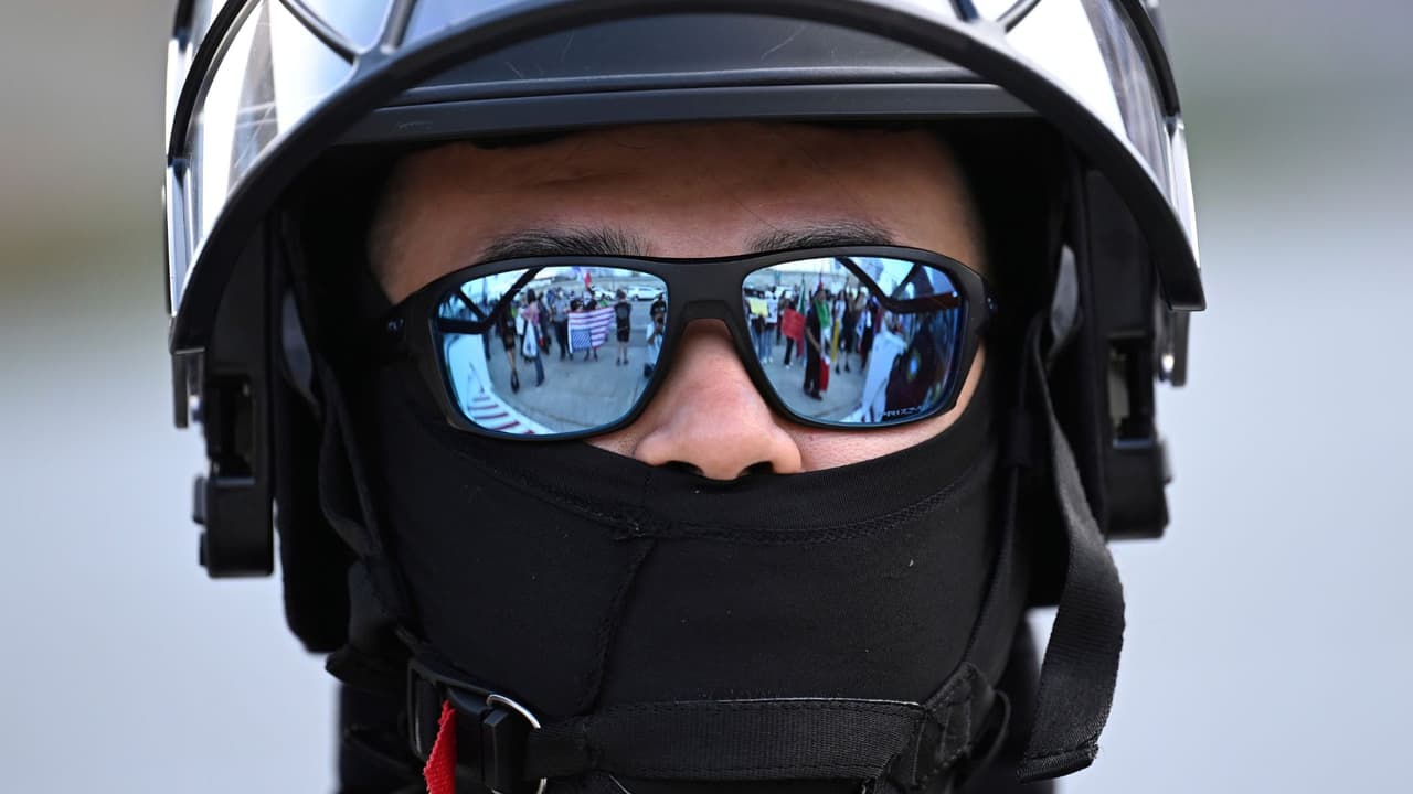 <h3 class="cms-H3-H3">En resumen 💡</h3> En 2025,
<b>ICE detiene a muchos más hombres que mujeres, aunque el gobierno no lo diga con cifras oficiales.</b>
<br>
<b>Las razones son estructurales:</b> los operativos apuntan a hombres con antecedentes penales o en edad laboral, la mayoría de los cruces fronterizos de adultos solos son masculinos, y las mujeres son derivadas a programas de monitoreo alternativo.
<br>Los datos de TRAC, Vera Institute, la ACLU y los informes anuales de ICE coinciden en el mismo diagnóstico:
<b> la detención migratoria sigue teniendo rostro masculino, mientras que las mujeres enfrentan los mayores riesgos dentro de un sistema poco transparente.</b>