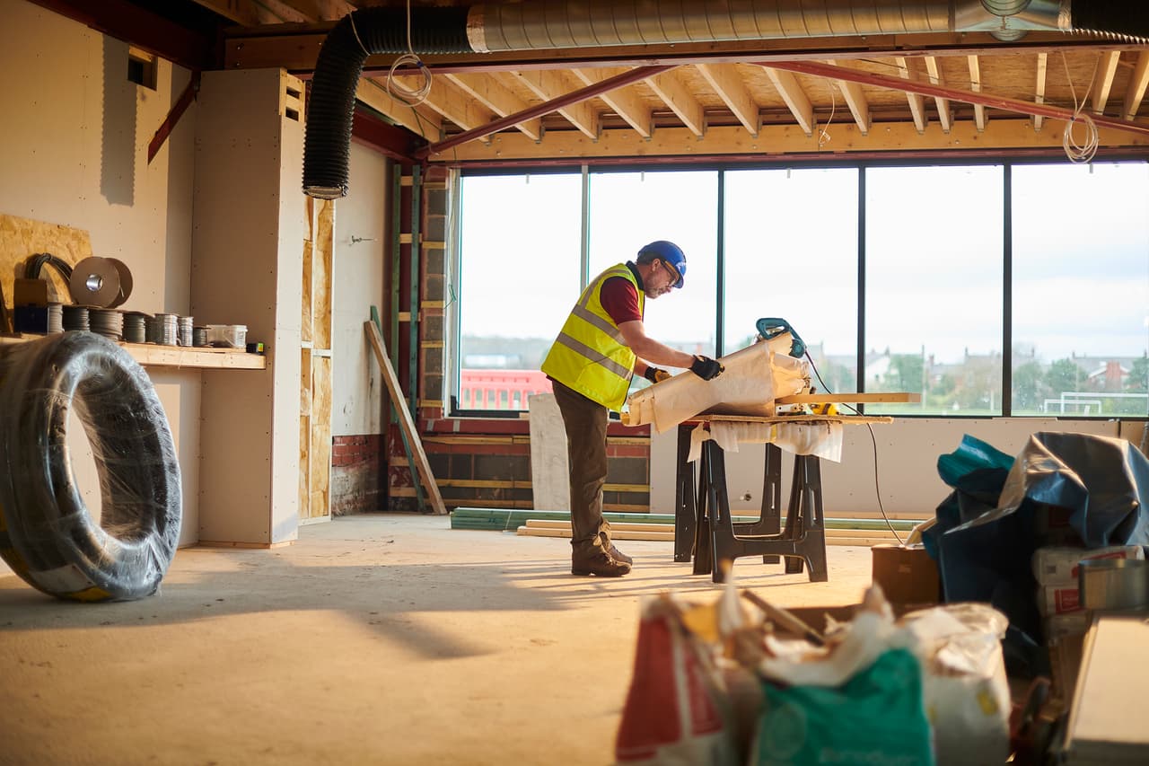 <h3 class="cms-H3-H3">7. Contratistas para acabados en construcción</h3>
<br>
<br>⚒️ Incremento en el salario por hora en el último año: +15.9%
<br>
<br>⚒️ Salario por hora promedio, agosto de 2022: $32.84
<br>
<br>⚒️ Salario por hora promedio, agosto de 2021: $28.34
<br>