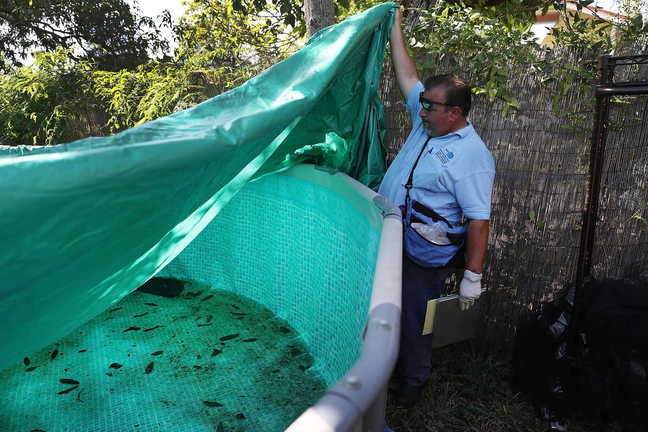 El primer paso para protegerse es eliminar el peor enemigo: el agua estancada. Asegúrese de no tener artículos en su patio que puedan acumular agua.
<br>