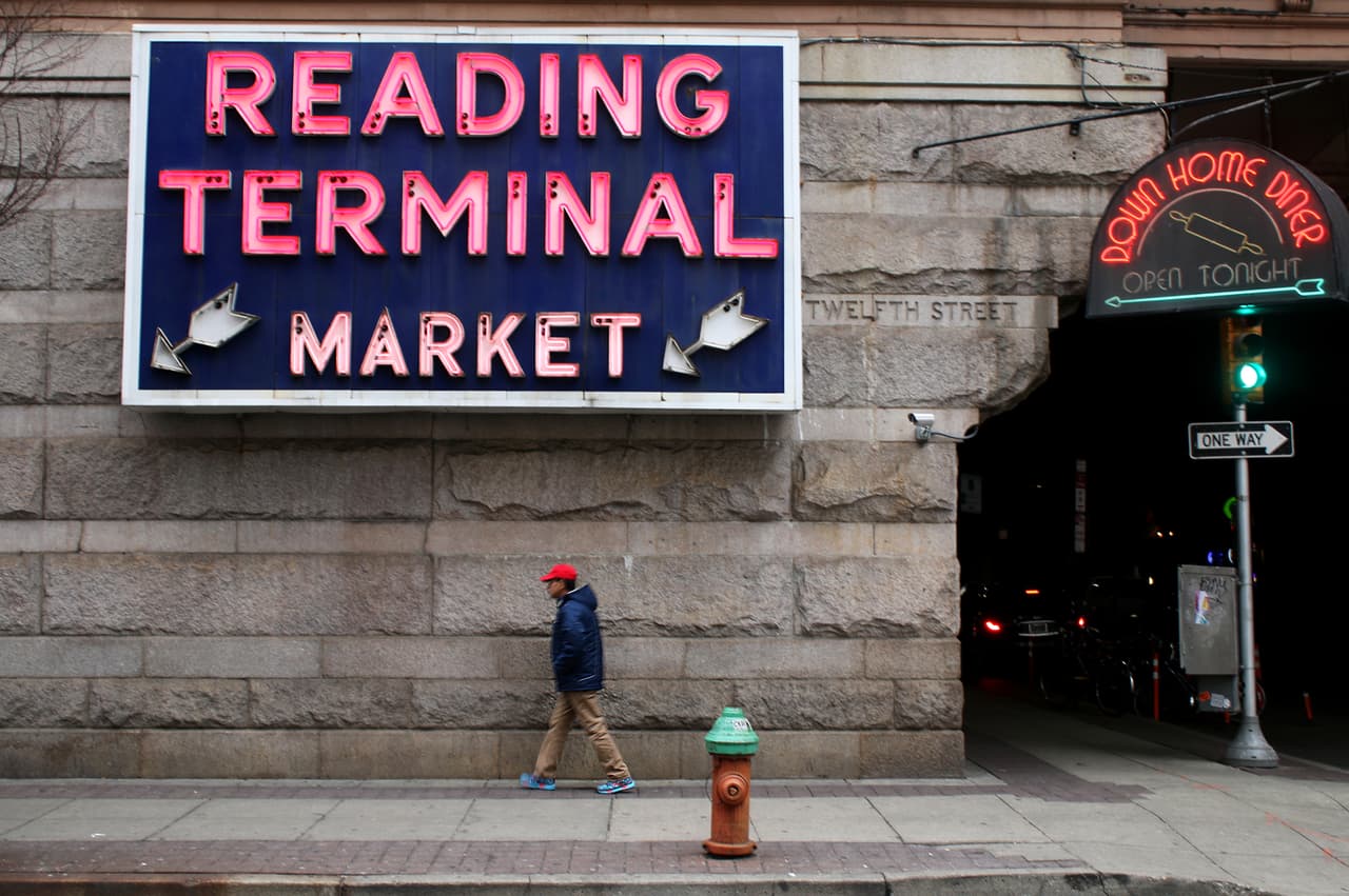 <b>Reading Terminal Market</b>: Ubicado debajo de una antigua terminal de ferrocarril, el
<a href="https://www.univision.com/local/philadelphia-wuvp/reading-terminal-cumple-122-anos-y-esto-es-lo-que-debes-saber-sobre-un-emblema-de-filadelfia-fotos">Reading Terminal Market </a>de Center City, de 127 años de antigüedad, es un destino turístico deslumbrante y una fuente de productos frescos, mariscos, carnes y quesos para los lugareños. El espacio público también ofrece asientos abiertos donde los clientes pueden disfrutar de las comidas de decenas de restaurantes, incluida la cocina holandesa de Pensilvania y los aclamados sándwiches de cerdo asado calientes de DiNic. Los comerciantes minoristas venden artículos para el hogar, joyas, ropa de cama y más.