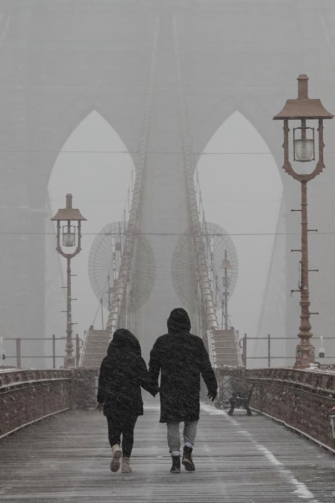 Caminar por
<b><a href="https://www.univision.com/noticias/informe-revela-detalles-del-choque-del-buque-cuauhtemoc-con-puente-de-brooklyn-las-noticias-del-dia-video" target="_blank">el puente de Brooklyn</a></b> también era posible. Sin embargo, la visibilidad, como permite apreciar esta imagen, era muy complicada.