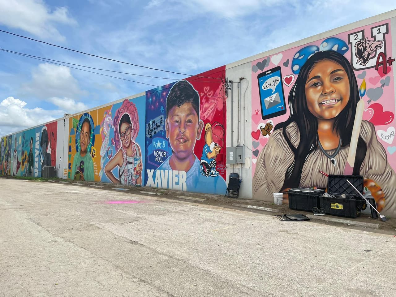 El mural en honor a las 21 víctimas de la masacre en la escuela Robb Elementary fue terminado.