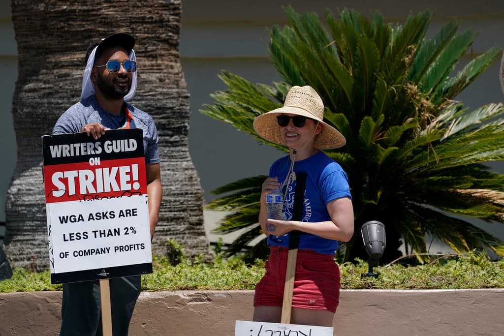 Declaran el fin de la huelga de escritores de Hollywood tras aprobar un acuerdo contractual: podrán volver a laborar a partir del miércoles