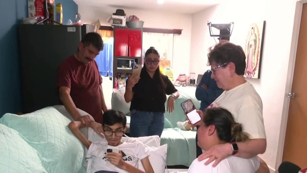 El reencuentro tan esperado ocurrió
<a href="https://www.univision.com/local/chicago-wgbo/dan-ultimo-adios-en-mexico-a-kevin-gonzalez-el-joven-de-chicago-que-murio-tras-el-reencuentro-con-sus-padres-detenidos-por-ice-fotos" target="_blank">el sábado 9 de mayo. </a>
<br>
<br>Pocas horas duró ese abrazo:
<b>el domingo 10 de mayo, minutos después de salir a pasear en coche con sus padres, Kevin falleció.</b>