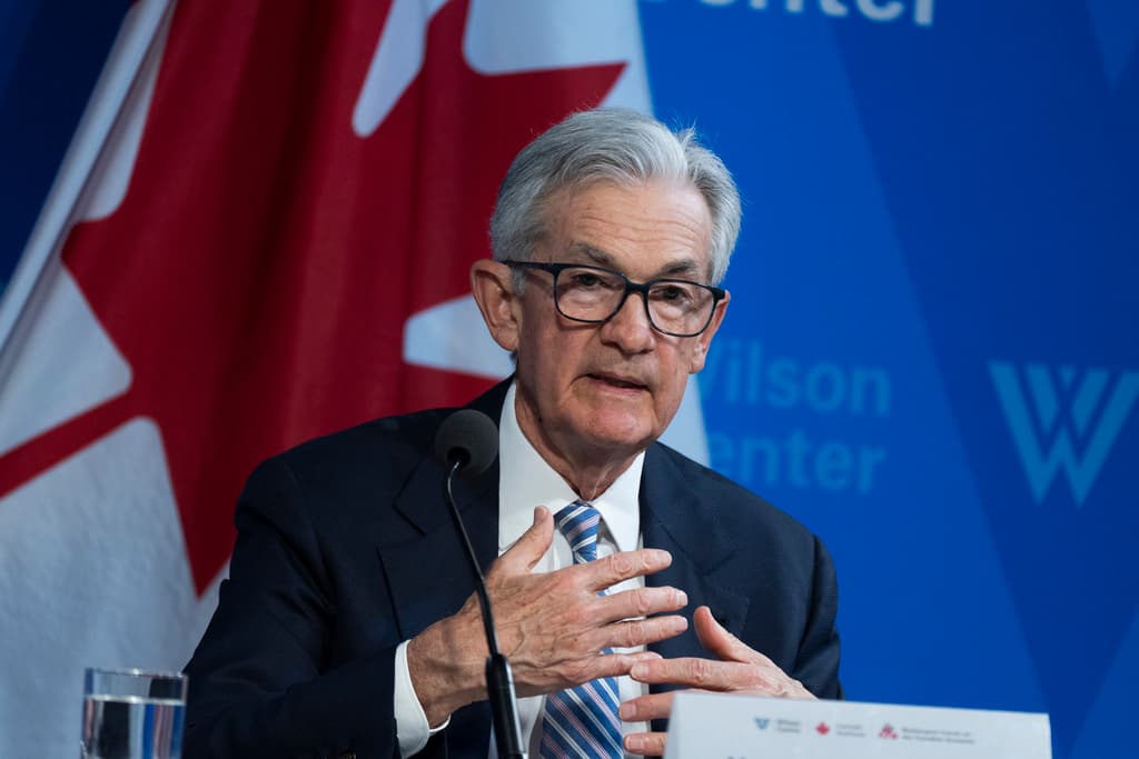 Jerome Powell afirma que la inflación elevada probablemente retrasará los recortes de tasas de interés este año
