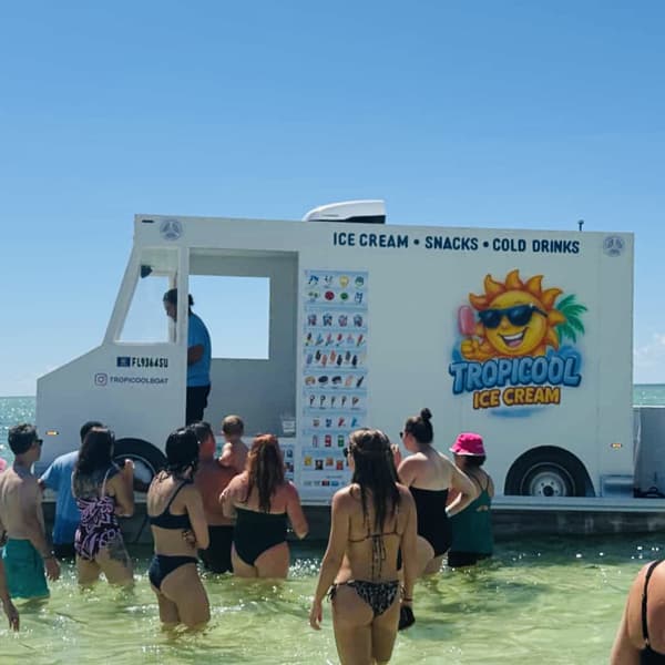 El peculiar bote de Tropicool Ice Cream, diseñado para parecer un camión de helados tradicional, se ha convertido en una atracción en las aguas de Sarasota Bay, donde visitantes pueden comprar postres sin salir del agua.