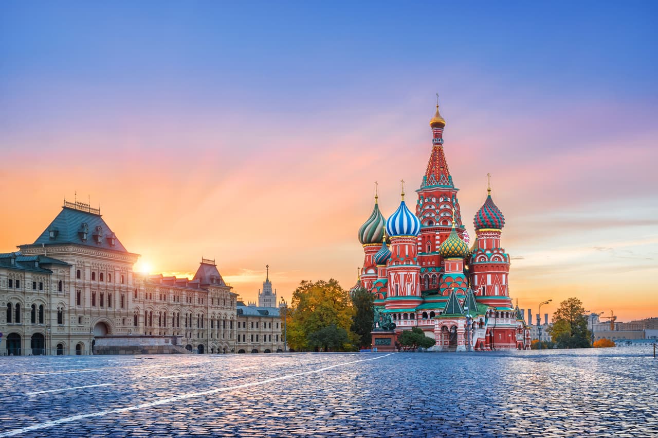 <h3 class="cms-H3-H3">12. Rusia</h3>
<br>
<br>🛫
<b>Factores de riesgo: </b>La invasión de Rusia a Ucrania ha causado una mayor presión sobre ciudadanos estadounidenses por parte del régimen de Putin.
<br>
<br>🛫
<b>Advertencia más reciente del Departamento de Estado: </b>15 de agosto de 2022.
<br>