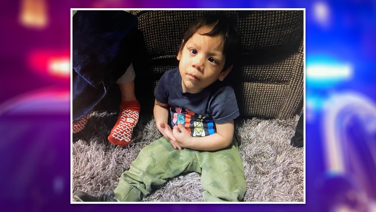 Las autoridades señalaron que todo empezó
<b>con una denuncia anónima </b>que indicaba que
<b>no habían visto al pequeño de 6 años desde el pasado mes de noviembre</b>. Noel vivía con su mamá en una casa en el bloque 3700 en Wisteria.