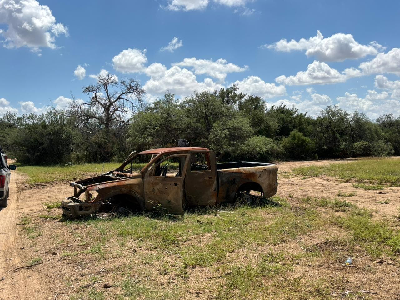 Además, se localizaron “tres
<b>vehículos abandonados en avanzado estado de deterioro" y “con signos evidentes de abandono</b> de larga data”, indicó la FGJES.