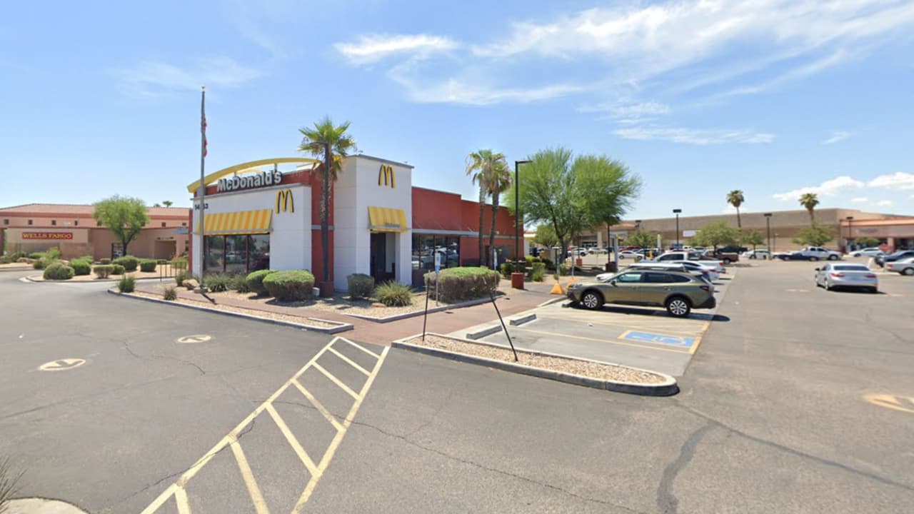 Un día después,
<b>habría secuestrado y apuñalado a la empleada de un McDonalds de Scottsdale</b>, donde fue finalmente arrestado por las autoridades locales.
<br>