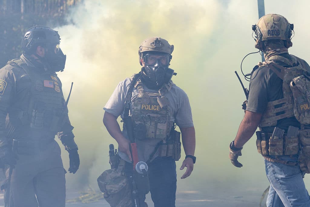 Corte de apelaciones suspende orden que restringía el uso de la fuerza en operativos migratorios en Chicago