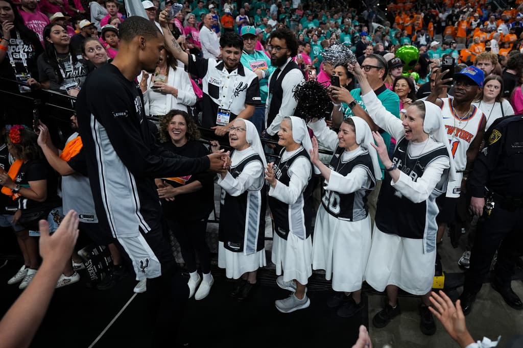 Los Spurs de San Antonio contaron con el apoyo de las
<b><a href="https://www.facebook.com/watch/?v=1533806294822050" target="_blank">Hermanas Salesianas de San Juan Bosco</a></b>, quienes no faltaron al primer partido de
<b> la serie final por el campeonato de la NBA</b>, ante los Knicks de Nueva York.
<br>
<br>El miércoles, a los
<b><a href="https://www.univision.com/local/san-antonio-kwex/declaran-legalmente-fallecido-a-joven-herido-durante-festejos-de-los-spurs-en-san-antonio-video" target="_blank">fans de los Spurs</a></b> les tocó ser testigos de su derrota en casa.