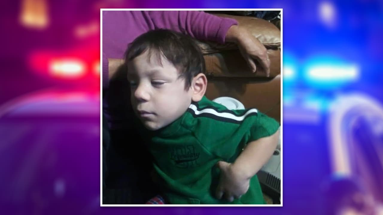 Agentes visitaron el hogar de Noel y conversaron con su madre.
<b>La mujer señaló que el niño estaba en México, viviendo con su padre biológico</b>. Según las autoridades, después de ese momento no existían indicios para continuar con la búsqueda del pequeño, que sufre de un trastorno grave del desarrollo, además de discapacidades físicas y
<b>una enfermedad pulmonar crónica, requiere tratamiento y oxígeno regularmente.</b>