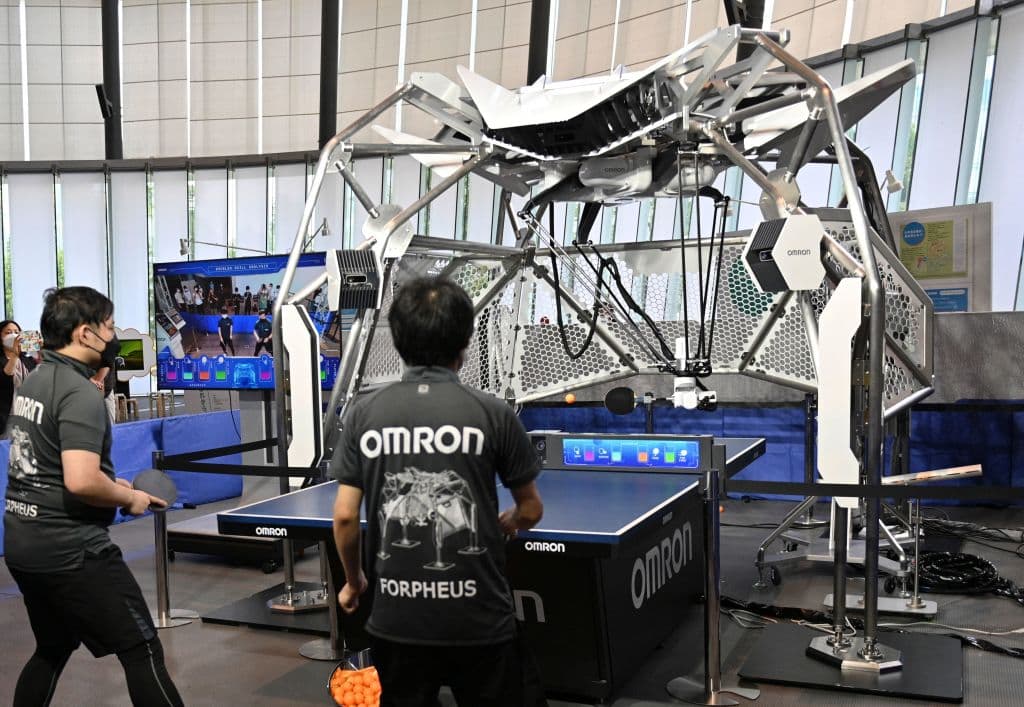 <b>7.- Deportista.</b> Quizá no pueda competir de manera oficial en torneos, pero la máquina en la imagen es capaz de jugar tenis de mesa contra dos oponentes. La empresa Omron fue el desarrollador de Forpheus, un robot de tenis de mesa de séptima generación presentado en el Museo Nacional de Ciencias Emergentes e Innovación en Tokio el 29 de julio de 2022.