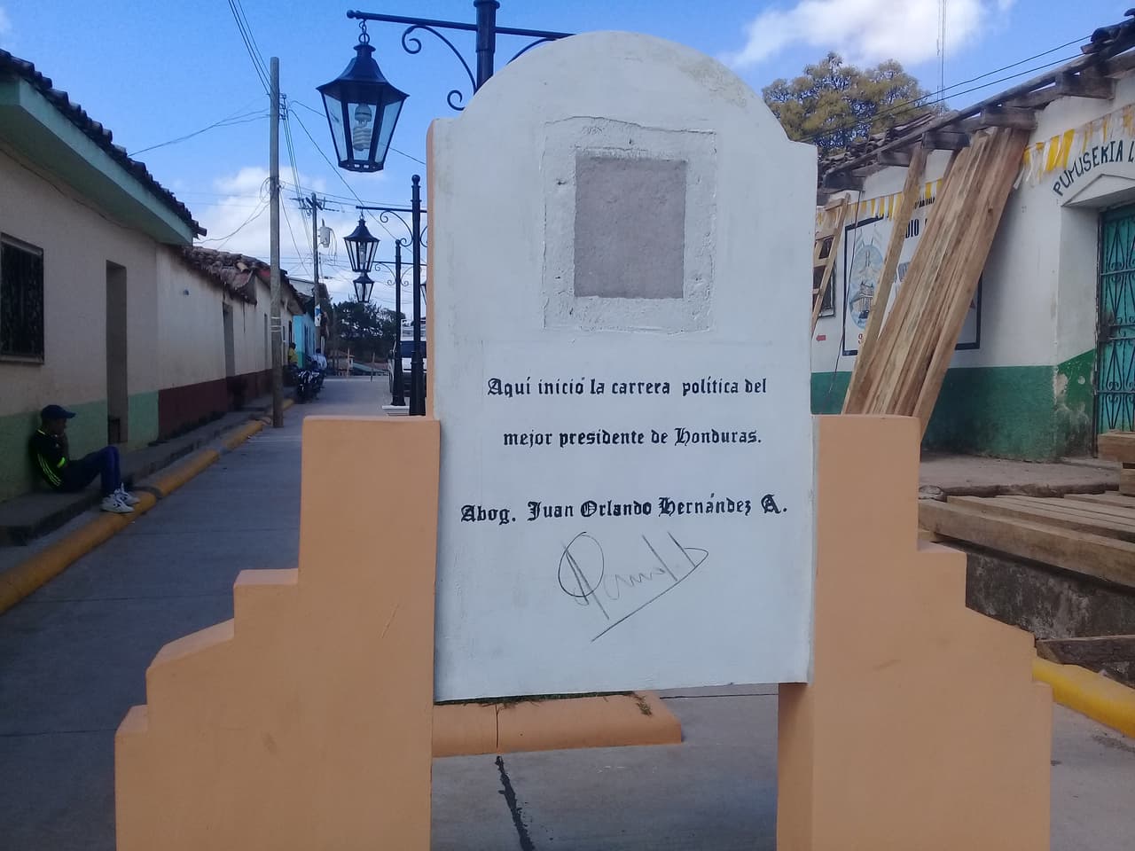 A cement plaque sits along a road that’s under construction in Valladolid, Lempira, the home province of President Juan Orlando Hernández: “Here began the political career of Honduras’ best president,” signed by Hernández himself. Photo by Jeff Ernst