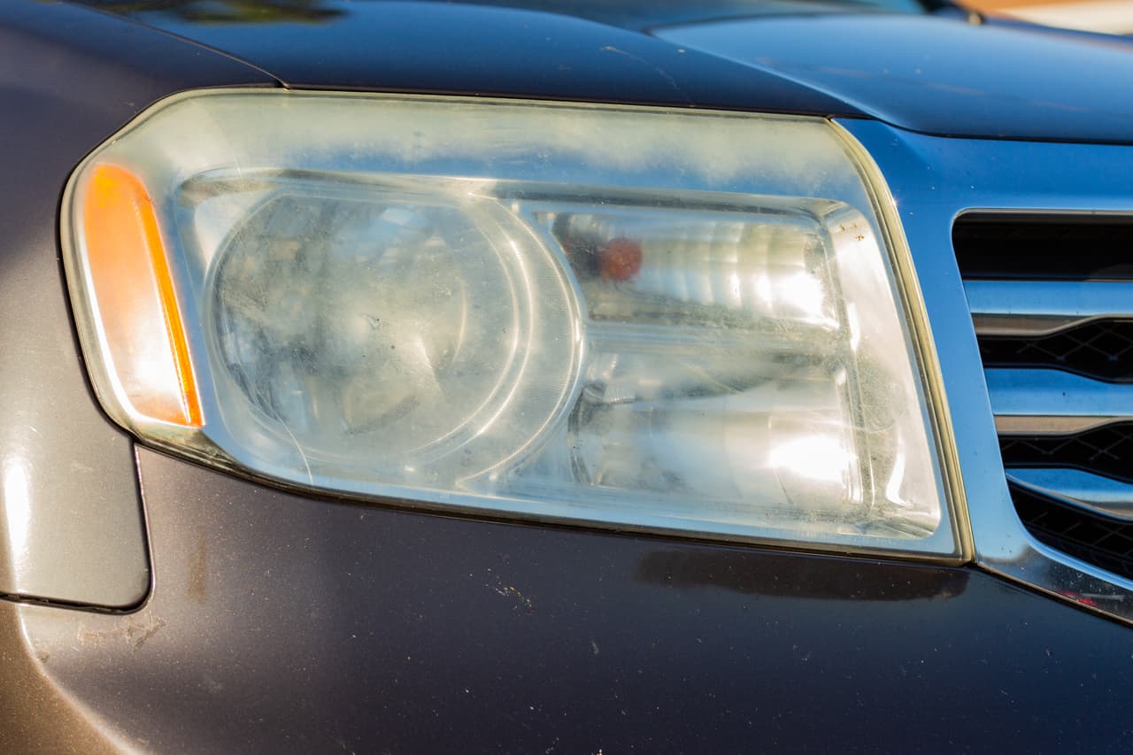 <b>Faros delanteros.</b> Algo que hace que tu carro se vea viejo y maltratado son los faros empañados u opacos. De hecho, no solo se ven poco atractivos, sino que también disminuyen la intensidad de la luz que emiten, lo que sin duda afecta la visibilidad en las noches.