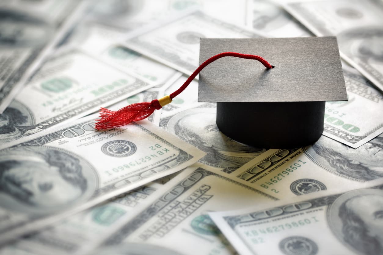 Quienes no son elegibles al alivio que eliminará hasta $20,000 de las deudas estudiantiles de una persona se preguntan si existen beneficios a los que puedan acogerse.
<br>
<br>
<b>La respuesta es sí. </b>El gobierno federal, los estados y el sector privado tienen programas que borrarán parte, si no toda, la deuda educativa de los prestatarios según el lugar donde trabajen y por cuánto tiempo lo hayan hecho.
<br>
<br>Estos son algunos de los programas de acuerdo con una lista publicada por el diario
<i>The Washington Post</i>.