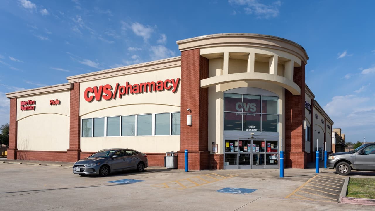 <h3 class="cms-H3-H3">Farmacias y tiendas de dólar</h3>
<br>
<br>CVS tendrá
<b>varias tiendas abiertas con horario limitado,</b> otras cerrarán:
<b><a href="https://www.cvs.com/" target="_blank">haz clic aquí para más información</a></b>
<br>Walgreens
<b>cerrará la mayoría de sus sucursales</b>. Solo algunas tiendas que operan 24 horas seguirán funcionando:
<b> <a href="https://www.walgreens.com/" target="_blank">Más detalles aquí</a></b>
<br>Dollar General
<b> funcionará con horario reducido. </b>
<br>Dollar Tree y Family Dollar dependen de cada tienda.