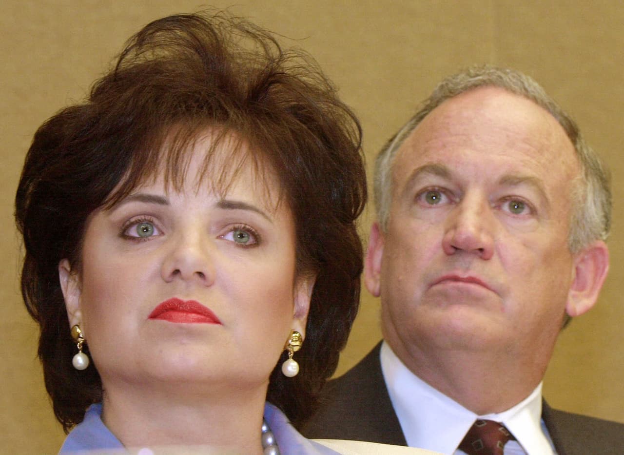 En esta fotografía de archivo del 24 de mayo de 2000, Patsy Ramsey y su esposo, John, padres de JonBenét Ramsey.