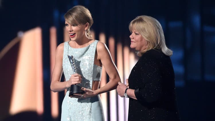 Andrea Swift, right, presents the milestone award to her daughter, Taylor Swift, at the 50th annual Academy of Country Music Awards at AT&T Stadium on Sunday, April 19, 2015, in Arlington, Texas. (Photo by Chris Pizzello/Invision/AP)