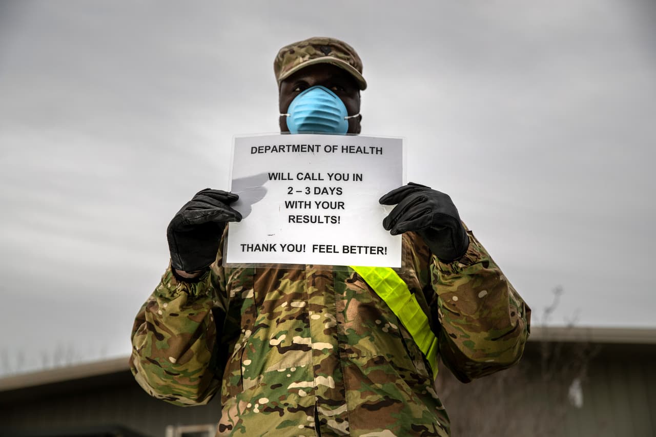 <b>"Los llamaremos en dos o tres días con los resultados".</b> Este mensaje se lee en el cartel que muestra un soldado de la Guardia Nacional en un punto de pruebas del coronavirus en el Bronx, el 28 de marzo. La cifra de muertos por el coronavirus en el estado de Nueva York superó las 1,000 el domingo 29 de marzo, menos de un mes después de que se detectó el primer caso allí.