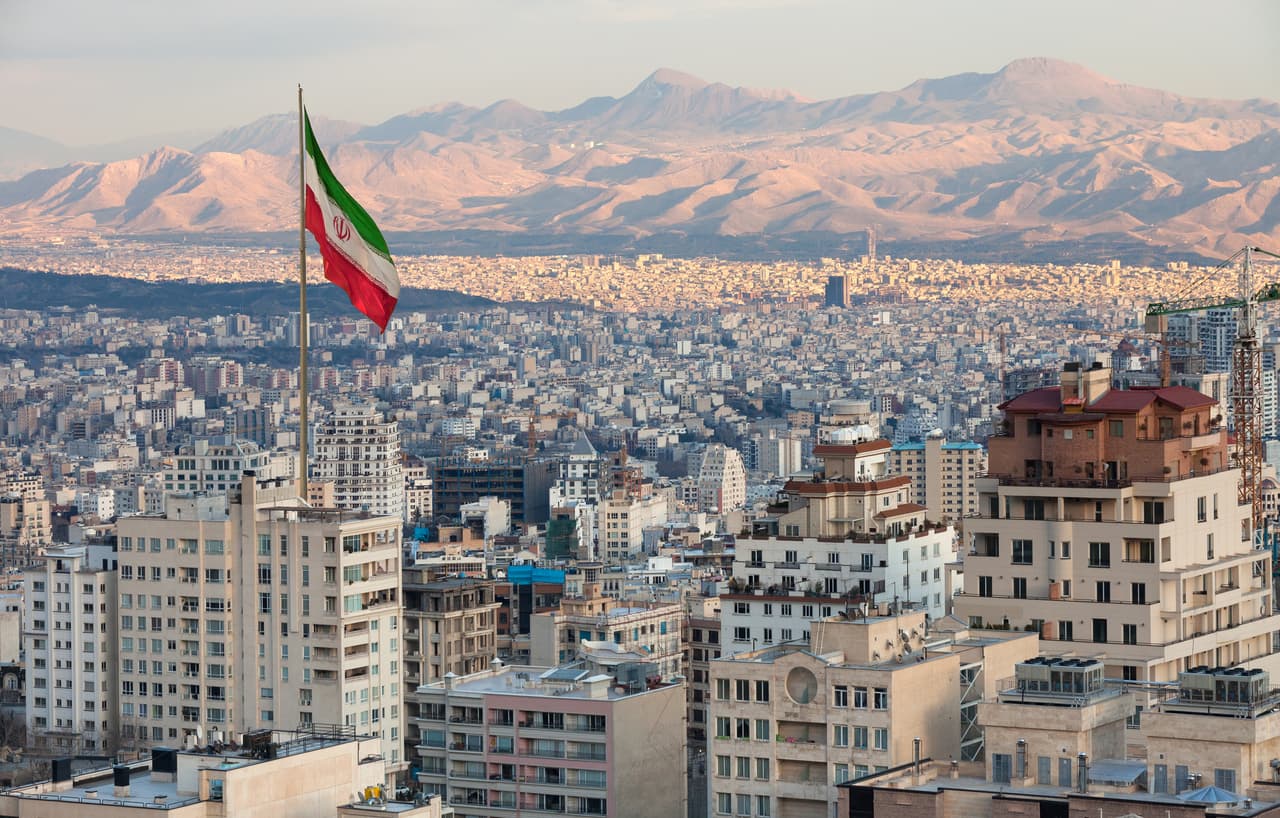 <h3 class="cms-H3-H3">7. Irán</h3>
<br>
<br>🛫
<b>Factores de riesgo: </b>Riesgo de secuestro y detenciones arbitrarias.
<br>
<br>🛫
<b>Advertencia más reciente del Departamento de Estado: </b>19 de julio de 2022.
<br>