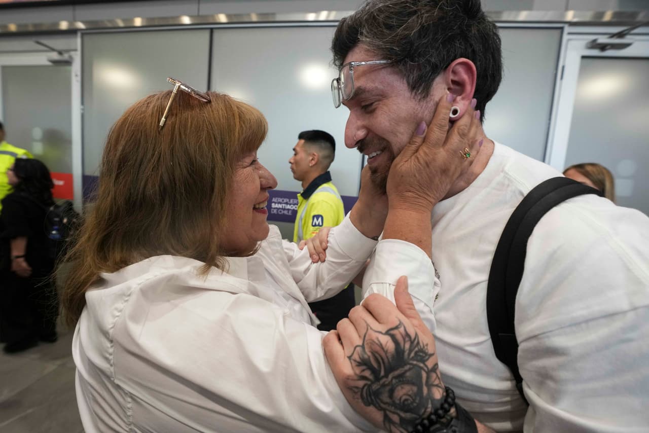 Kyle Adler, un chileno-estadounidense de 36 años que fue apartado de su familia a los nueve meses de edad y adoptado ilegalmente, se abraza con su madre biológica, Ana María Navarrete, tras viajar desde los Estados Unidos para conocerla por primera vez, en Santiago de Chile, el sábado 14 de febrero de 2026.. (AP Photo/Esteban Felix)