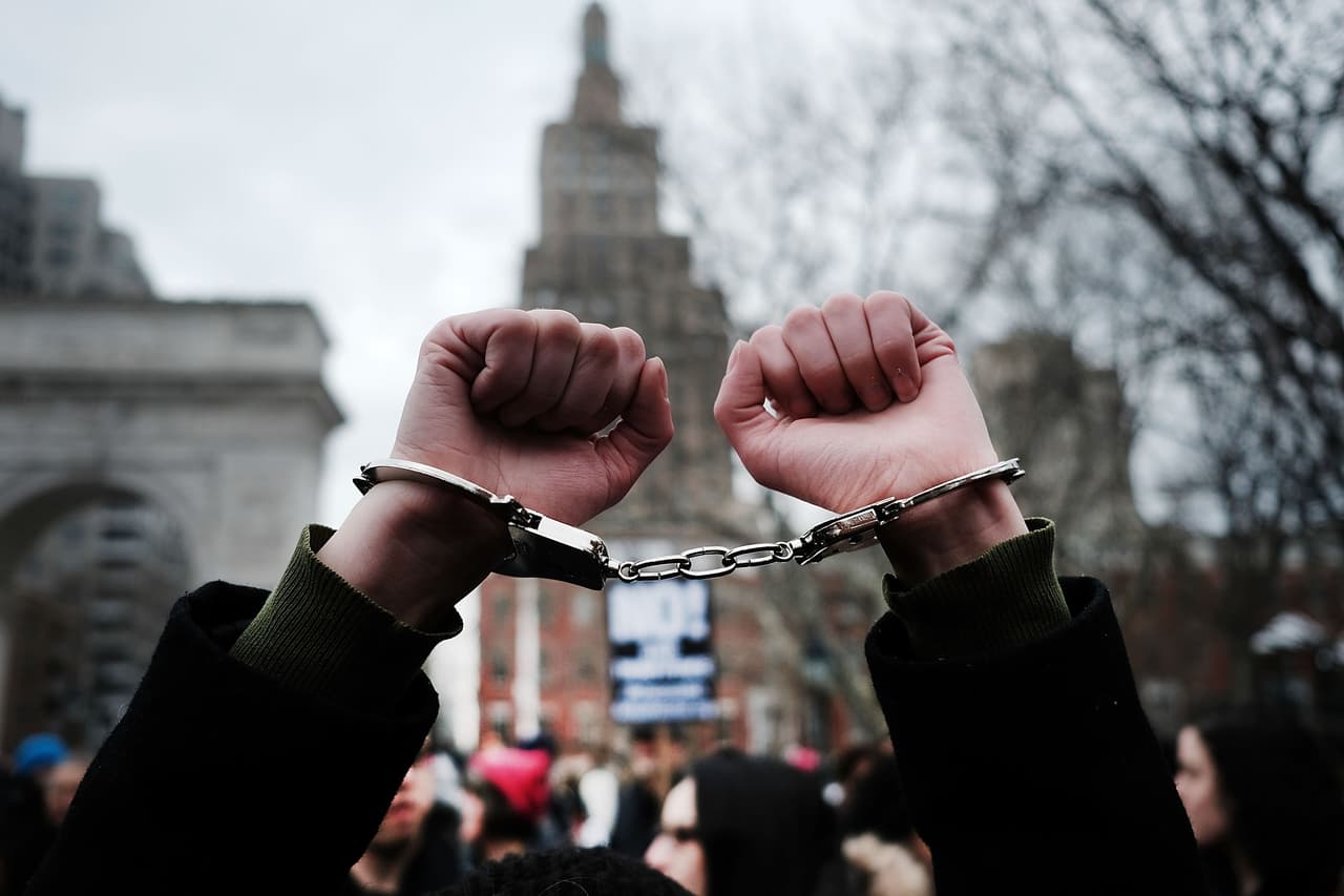 Quiénes son los inmigrantes prioritarios para la deportación, según el Departamento de Seguridad Nacional