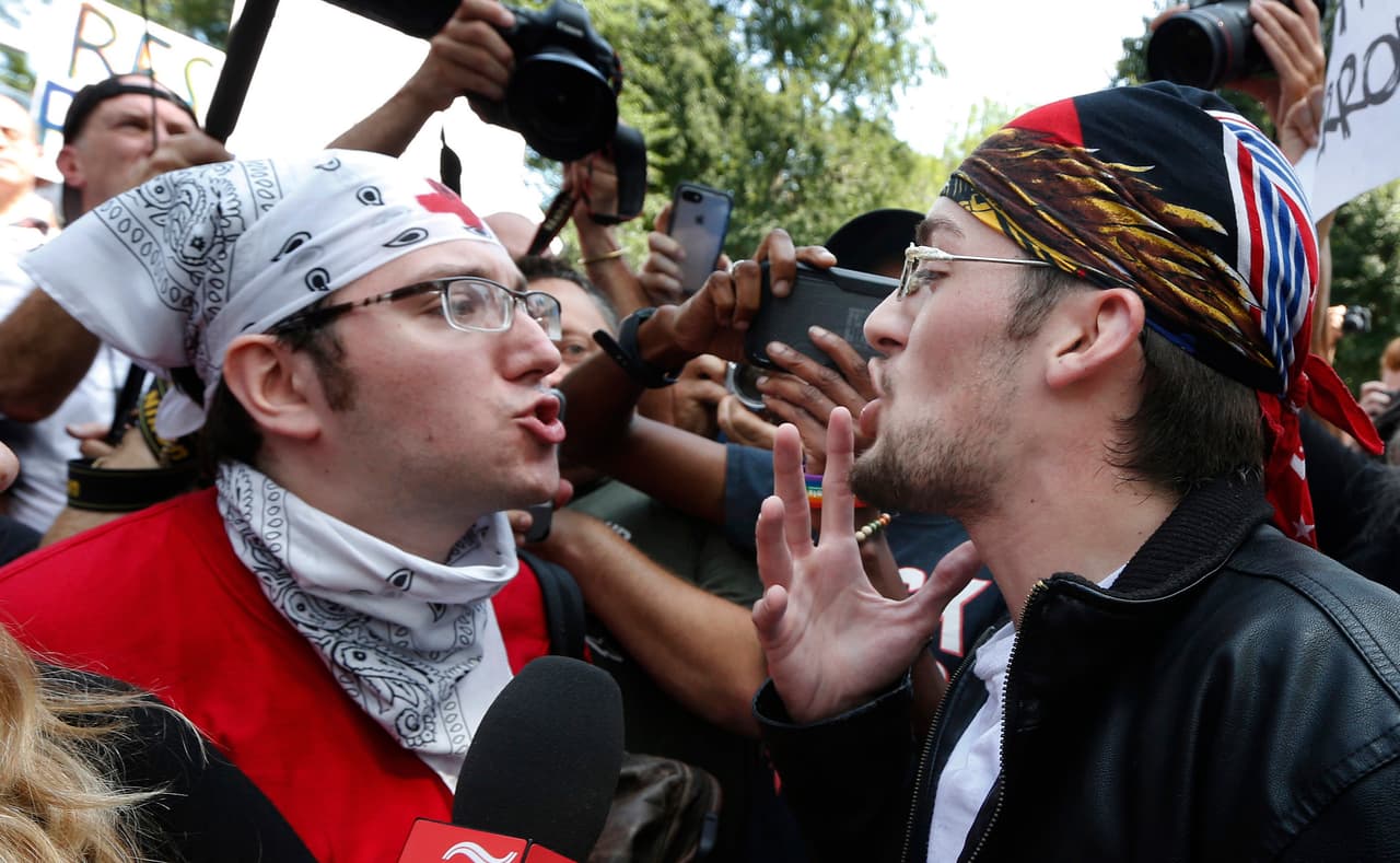 <b>Hundreds of police officers were deployed to prevent clashes</b>. In the picture, a far-right protester faces a Trump supporter in Boston.