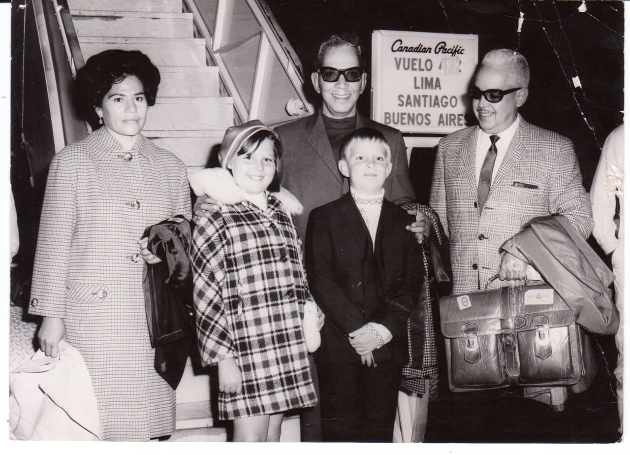 Aquí, 'Cantinflas' con su hijo, Mario Moreno Ivanova, y familiares en un aeropuerto de México en 1974.