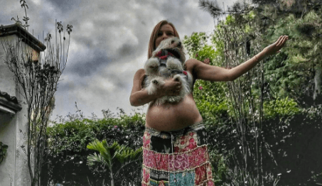 Marjorie de Sousa no dejó de presumir su pancita ni en el último minuto de su embarazo.