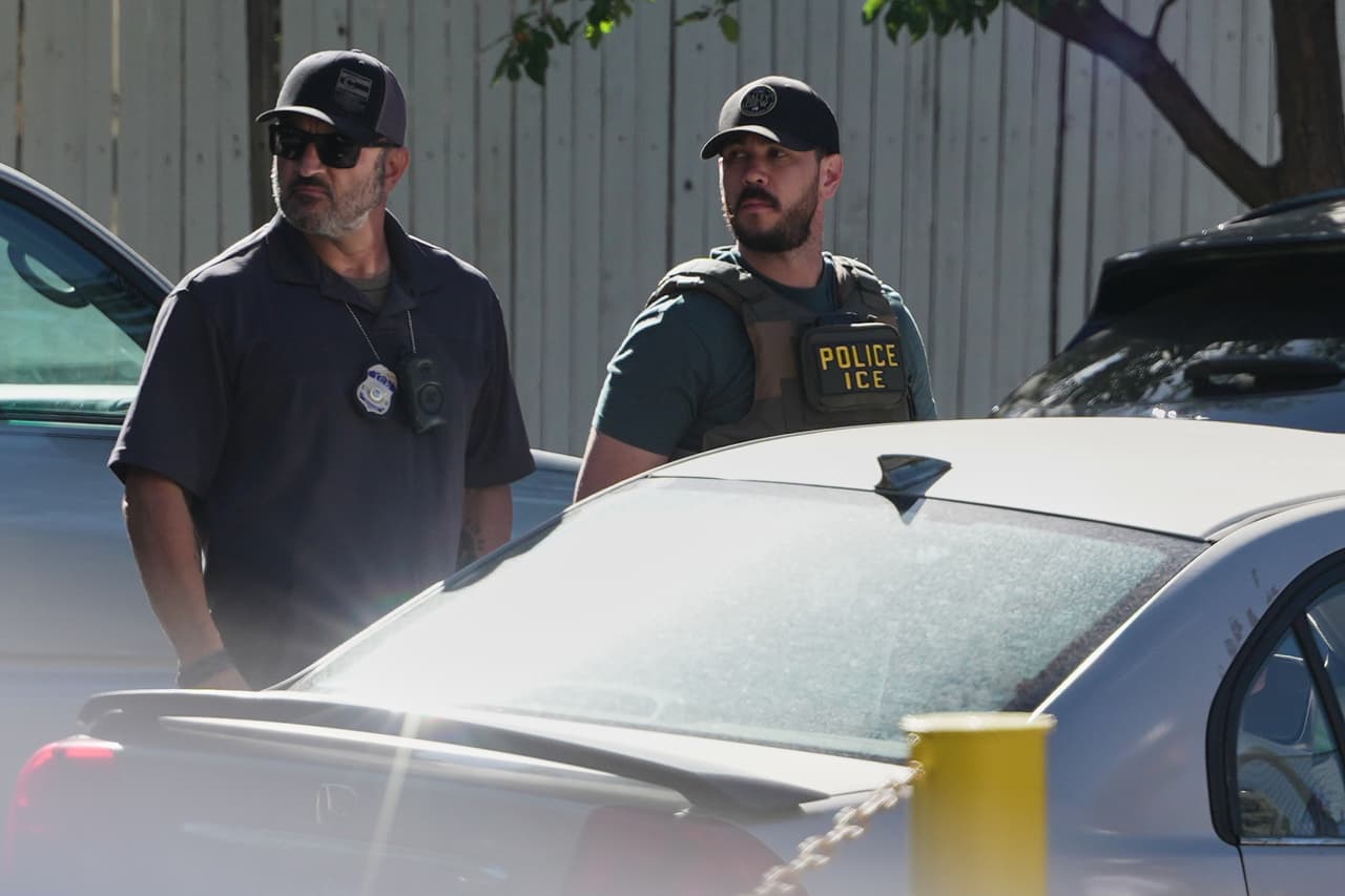 El Departamento de Justicia demanda a dos ciudades por exigir la identificación de agentes federales en operativos