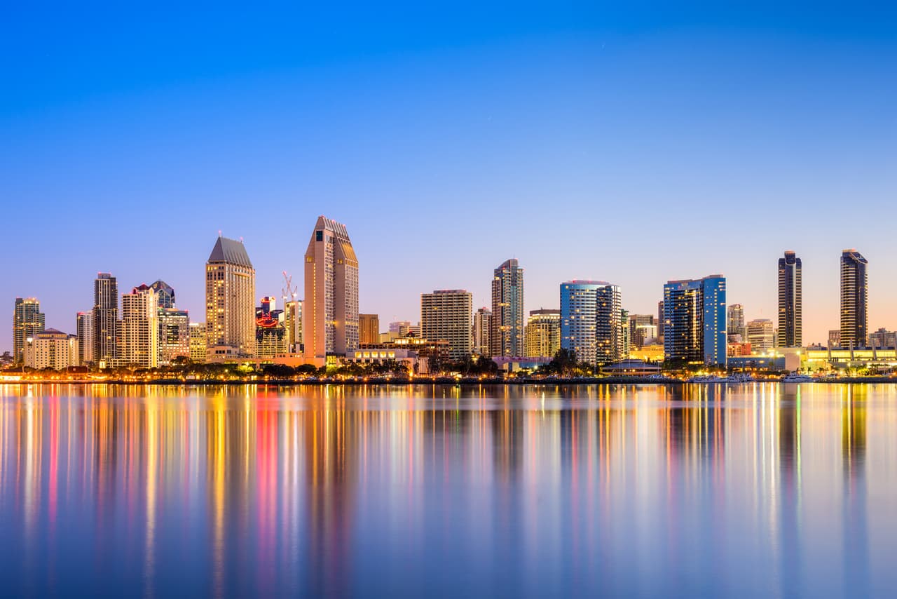 <h2 class="cms-H2-H2">2. San Diego-Chula Vista-Carlsbad, California</h2>
<br>
<br>🏡
<b>Ingreso anual requerido (después de impuestos): </b>$79,324
<br>
<br>🏡
<b>Gastos básicos:</b> $39,662
<br>
<br>🏡
<b>Gastos discrecionales: </b>$23,797
<br>
<br>🏡
<b>Deudas y/o ahorro: </b>$15,865