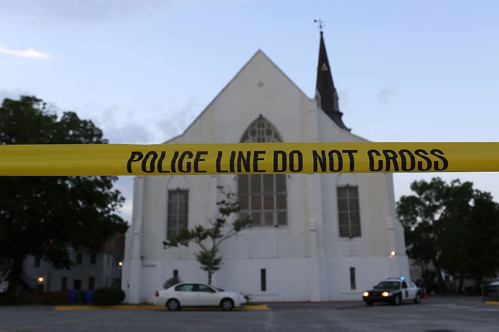 <b>5. Tiroteo en una iglesia metodista en Charleston, Carolina del Sur, </b>17 de junio de 2015. 9 muertos, incluida la pastora de la iglesia. Esta era una de las más viejas iglesias negras de Estados Unidos. Se trató de un tiroteo racista, en el que un supremacista blanco ingresó a la iglesia metodista Emanuel African con una pistola Glock calibe .45 en un bolso lleno de balas. Estuvo sentado entre 15 y 20 minutos en una de las mesas en donde estaba reunido un grupo que estudiaba la Biblia. De pronto, sacó el arma y disparó contra ellos. El hombre, de apenas 22 años, fue capturado por la policía y
<a href="https://www.univision.com/noticias/tiroteos/dylann-roof-autor-de-la-masacre-en-la-iglesia-afroamericana-de-charleston-es-sentenciado-a-muerte">posteriormente condenado a muerte</a>.