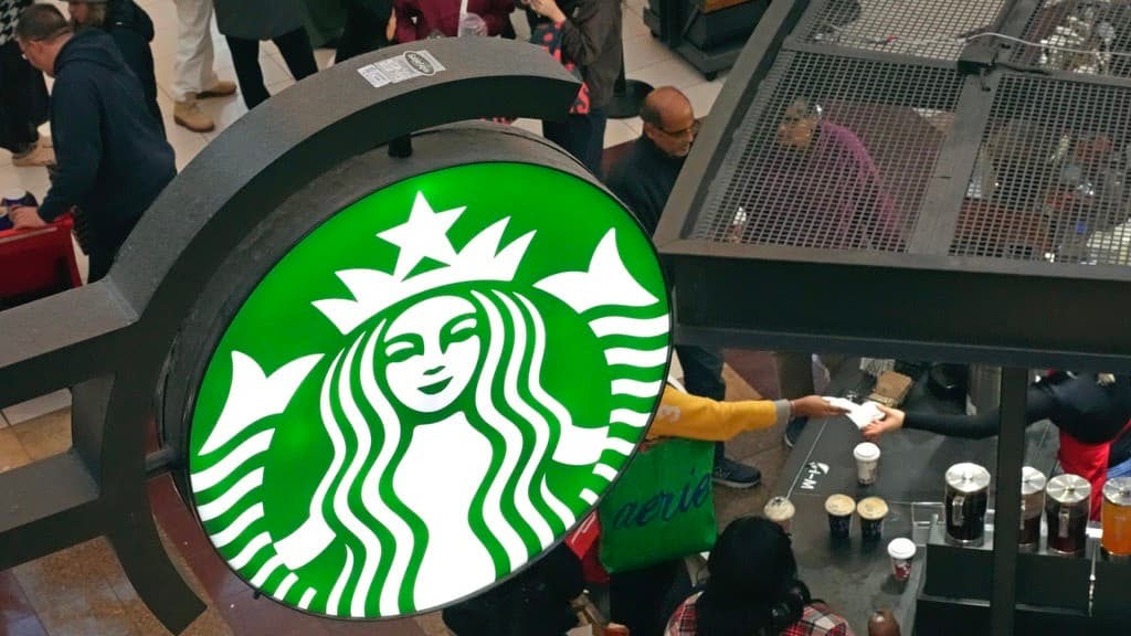 O consumes o te vas: Starbucks pone fin a su inclusiva política de "puertas abiertas"
