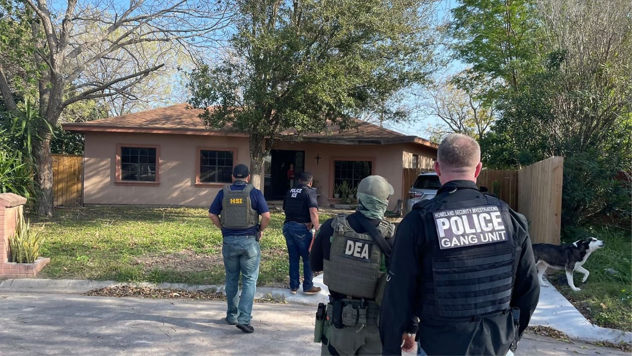 Arrestan a padre e hijo acusados de traficar más de 70 armas de fuego en Oklahoma y Texas