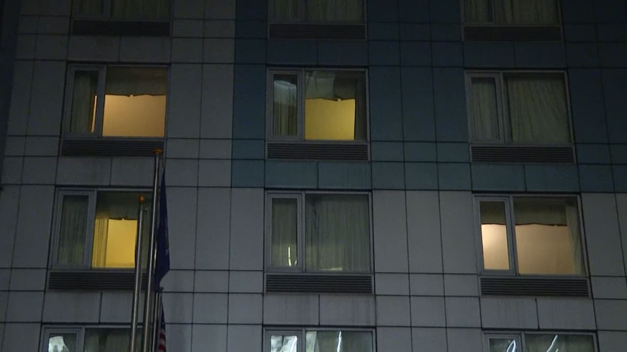 <b>El sujeto ya había sido arrestado en Florida en 2023 </b>acusado de secuestrar y agredir sexualmente a una “acompañante”, apuntó la policía.
<br>
<br>
<b>Se espera que sea extraditado para ser enjuiciado</b> en Nueva York, pero no se ha informado en qué fecha.
<br>