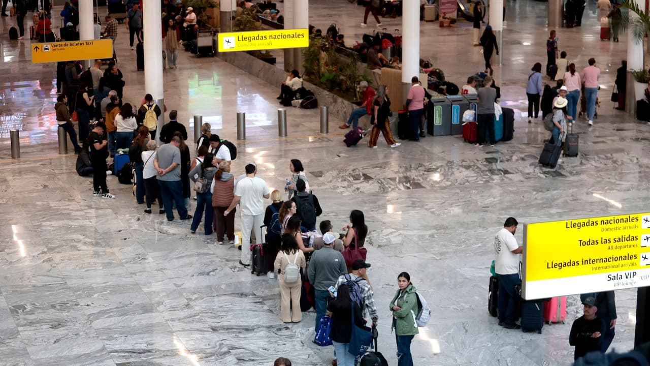 Residentes de Texas quedan atrapados en aeropuertos de México tras la muerte de "El Mencho"