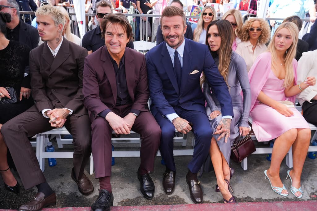 El evento, organizado por la Cámara de Comercio de Hollywood, contó con la presentadora Ellen K como maestra de ceremonias y conTom CruiseyVictoria Beckhamcomo oradores principales. Beckham (al centro) apareció acompañado de Romeo Beckham, Tom Cruise, Victoria Beckham y Harper Seven Beckham.