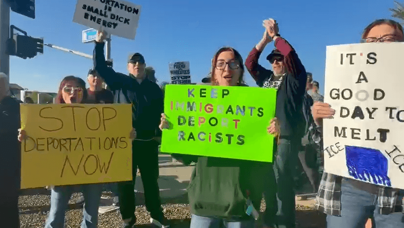 Esto, debido a que
<b><a href="https://www.univision.com/local/arizona-ktvw/avelo-vuelos-deportacion-arizona" target="_blank">Avelo Airlines firmó en abril del año pasado un acuerdo con el DHS para operar vuelos de deportación</a></b> de migrantes desde ese aeropuerto, lo cual se puso en práctica el mayo siguiente.