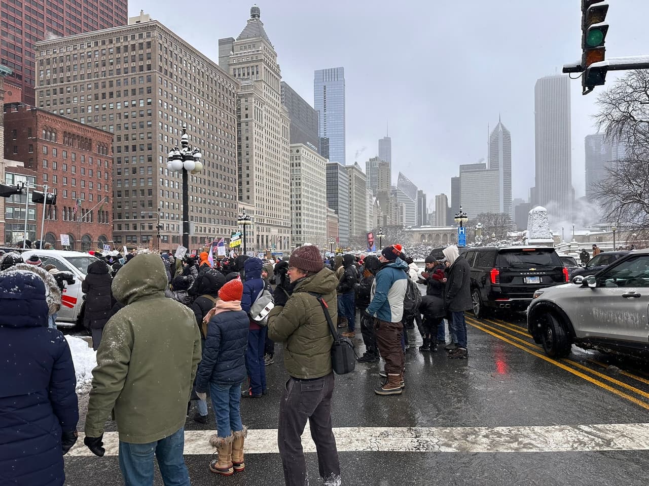 La representante de ICIRR dijo que el asesinato de Pretti es inaceptable.
<br>
<br>“Primero que todo estamos aquí porque la matanza por parte de ICE ayer es inaceptable. Es violencia y es parte de una violencia que va creciendo a través de no solo los últimos meses. Por eso estamos aquí para decir que ni uno más, ni una más matanza de ICE y CBP en nuestras calles y en los centros de detención”, dijo Cinthia.
<br>