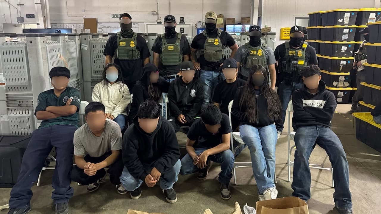 Autoridades federales informaron que entre los arrestados
<b>hay menores de edad indocumentados</b>, varios de los cuales estaban en riesgo de explotación laboral o trata de personas.