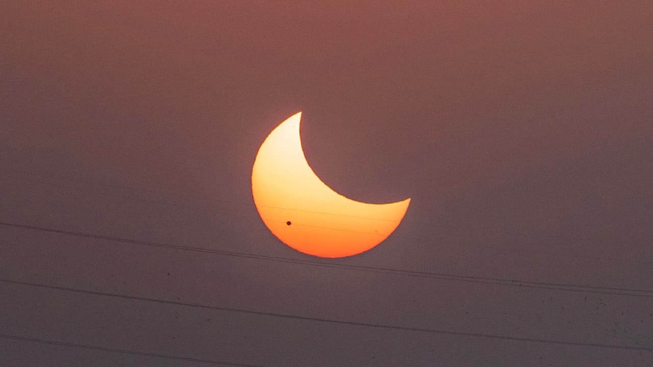 El extraño eclipse solar parcial que se verá a finales de este mes al amanecer