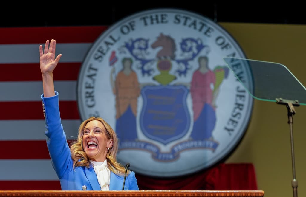 La demócrata Mikie Sherrill prestó juramento el martes como la 57.ª gobernadora de Nueva Jersey, convirtiéndose en la segunda mujer en liderar el estado. Durante la ceremonia de investidura firmó dos órdenes ejecutivas, incluida una que congela las tarifas de servicios públicos.