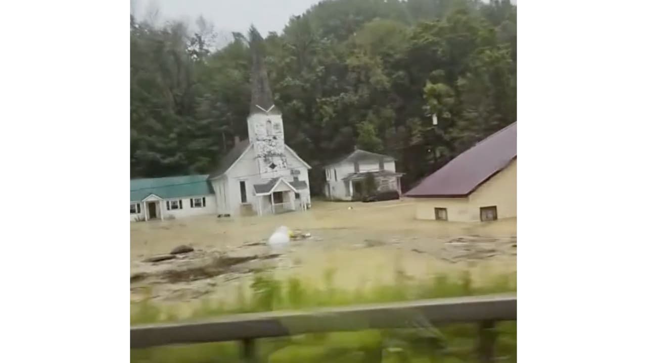 Los
<b>vecinos de Canisteo han sido evacuados </b>y llevados a un refugio en una escuela preparatoria. "
<b>Da miedo porque nunca me han evacuado</b>", dijo Steve Hollowell, uno de los damnificados a
<a href="https://13wham.com/" target="_blank">ABC13</a> . "He vivido aquí muchos años y nunca he visto el agua pasar por ese arroyo".