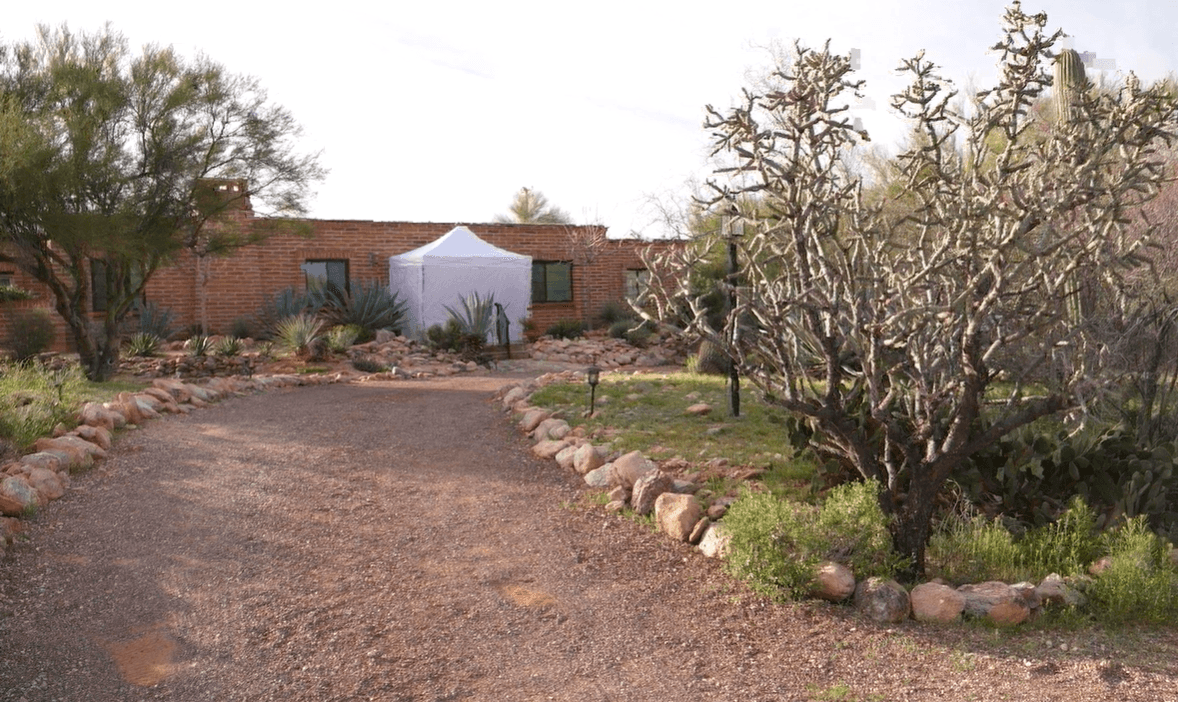 La mañana de este
<a href="https://www.univision.com/local/arizona-ktvw/busqueda-nancy-guthrie-vecindario-video-savannah-chris-nanos" target="_blank">jueves 12 de febrero</a>, una carpa fue colocada afuera de la puerta principal de la casa de Nancy. Mientras, la policía de Pima pide a la población ayuda con videos que puedan tener pistas. Y la familia dice que no se rendirá, en momentos en que
<i>TMZ</i> asegura que recibió una nueva nota de quien afirma saber el nombre del secuestrador.